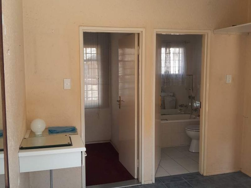 Secure complex grate location close to all amenities - Photo 10