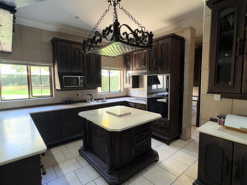 3 Bedroom Double-Story Masterpiece in Prestigious Estate - Photo 7