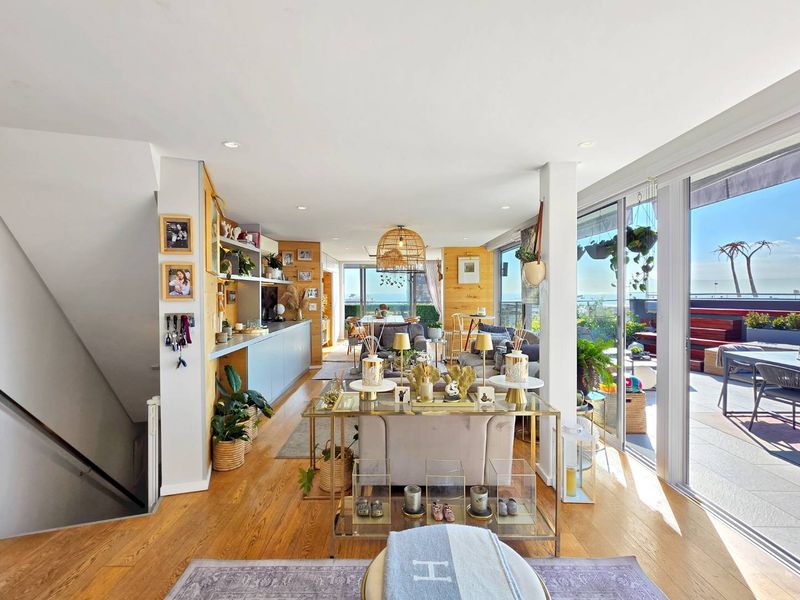 Stylish Modern Apartment in a Prime Location - Photo 7