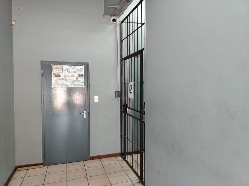 COMMERCIAL BUILDING AT PRIME LOCATION - Photo 2