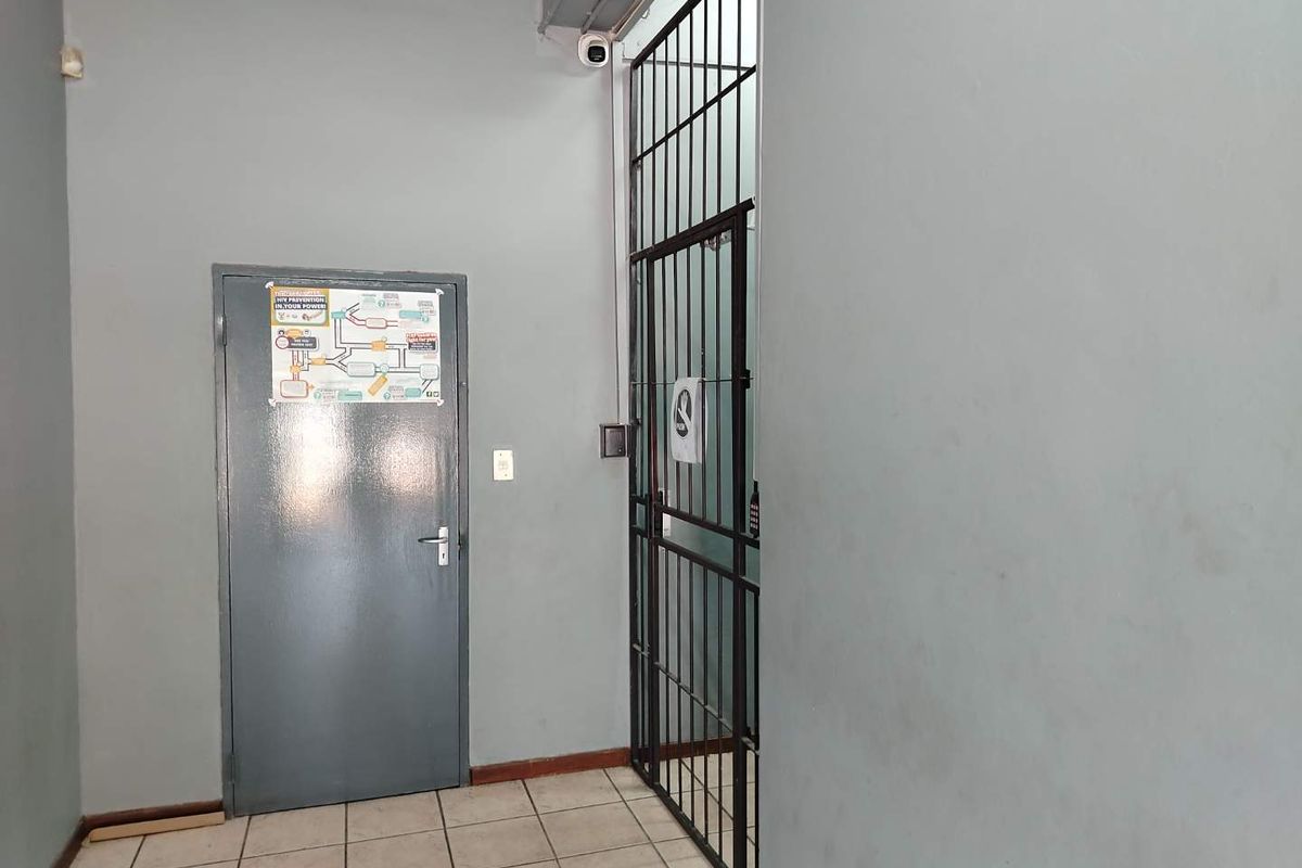 COMMERCIAL BUILDING AT PRIME LOCATION - Photo 2