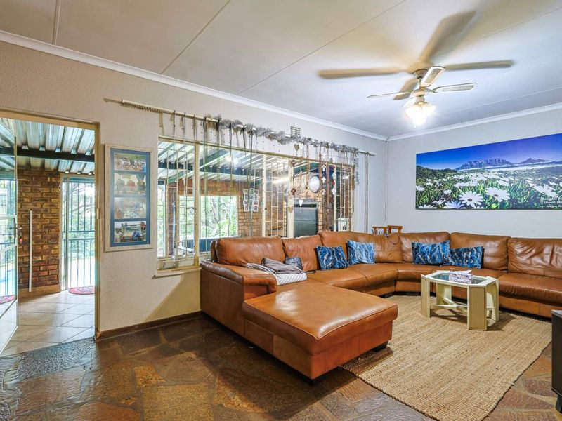 Spacious 4 Bedroom Family Home on Expansive Stand - Photo 7