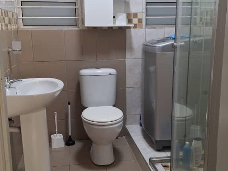 Affordable Rocky Crest Gem: 2-Bedroom Apartment for N$800,000 - Photo 5