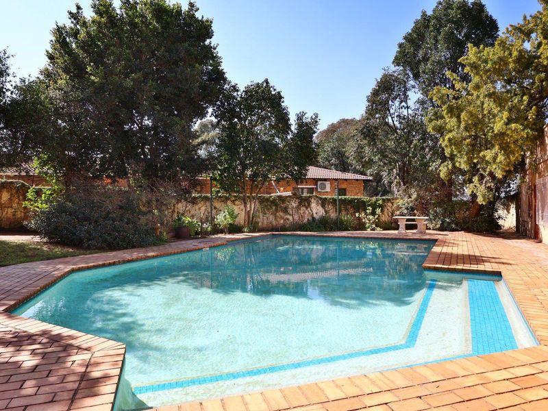 Magnificent 4 Bedroom/3 Bathroom Residence - Photo 3