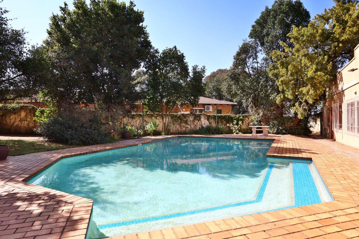 Magnificent 4 Bedroom/3 Bathroom Residence - Photo 3