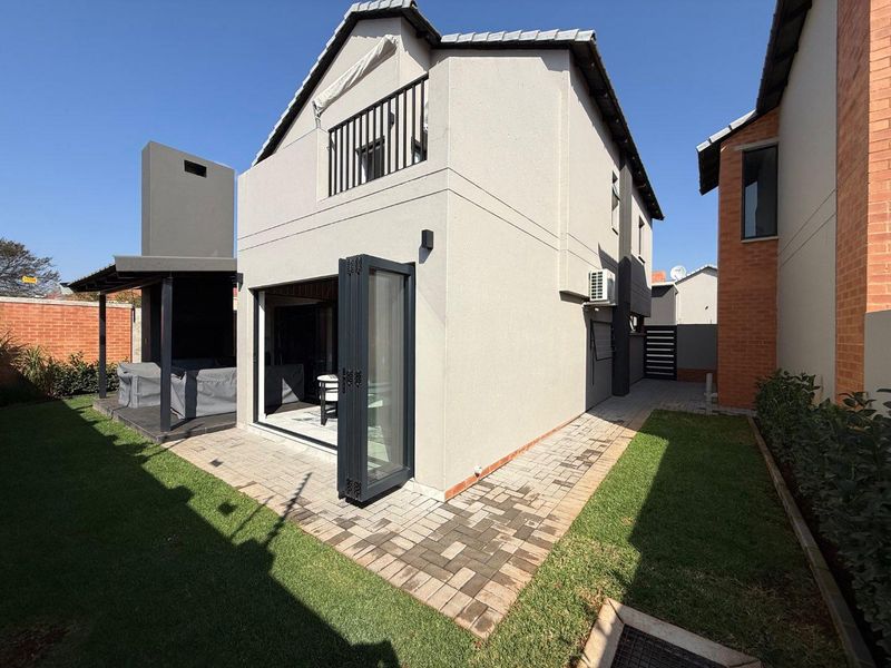 Luxury 4/5-Bedroom Contemporary Residence with Premium Finishes, Smart Home Features & Designer Living - Photo 1