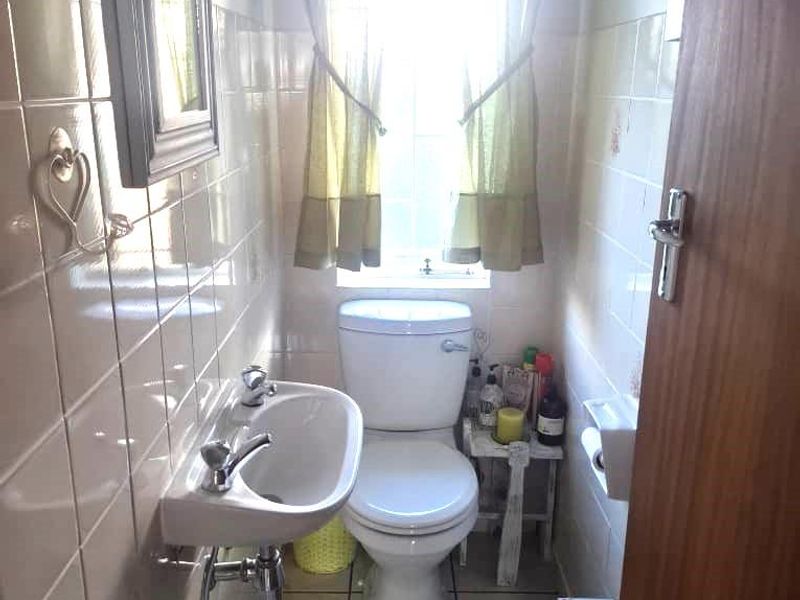 Spacious Home for an extended family, including 2 flats for rental potential - Photo 7