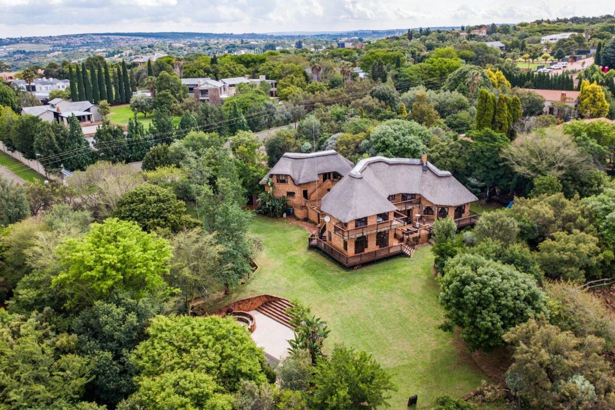 A Serene Bush Lodge-Style Home with Exceptional Family Space - Photo 2