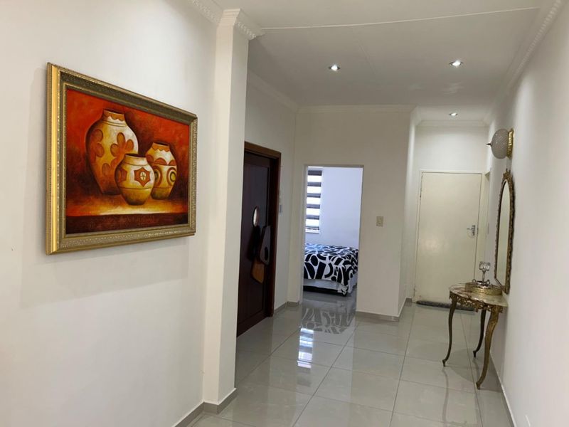 Stunning Family Home in Laudium Awaits Your New Memories - Photo 4