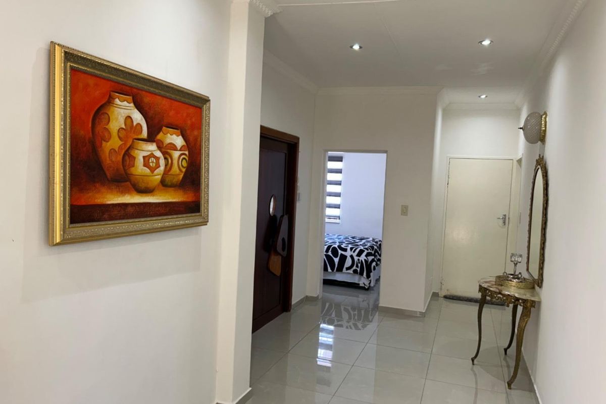 Stunning Family Home in Laudium Awaits Your New Memories - Photo 4