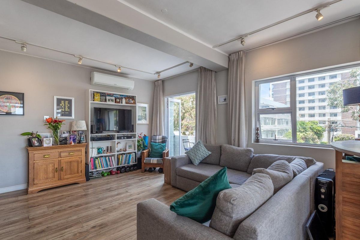 Easy Coastal Living in the Heart of Sea Point - Photo 4