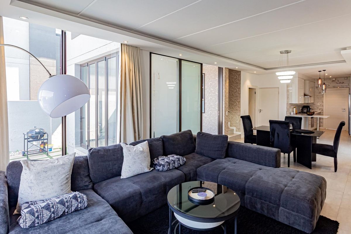 Sole and exclusive mandate. Beautiful spacious 4 bedroom 3 bath house - Photo 3
