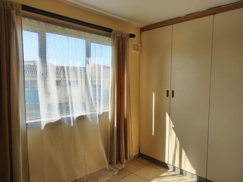 1 bedroom with lots of cupboard space - Photo 8