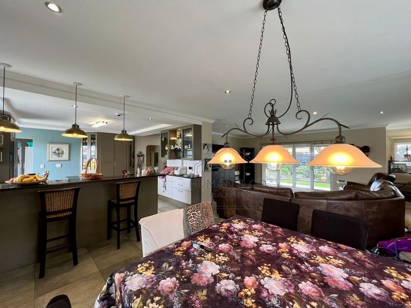 Modern 3-bedroom home with 2 bed-cottage in prime Lagoon Area - Photo 10
