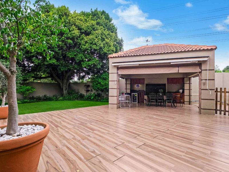 STUNNING FAMILY HOME BOASTING ALL THE BEST QUALITIES ONE WANTS IN A HOME - Photo 8