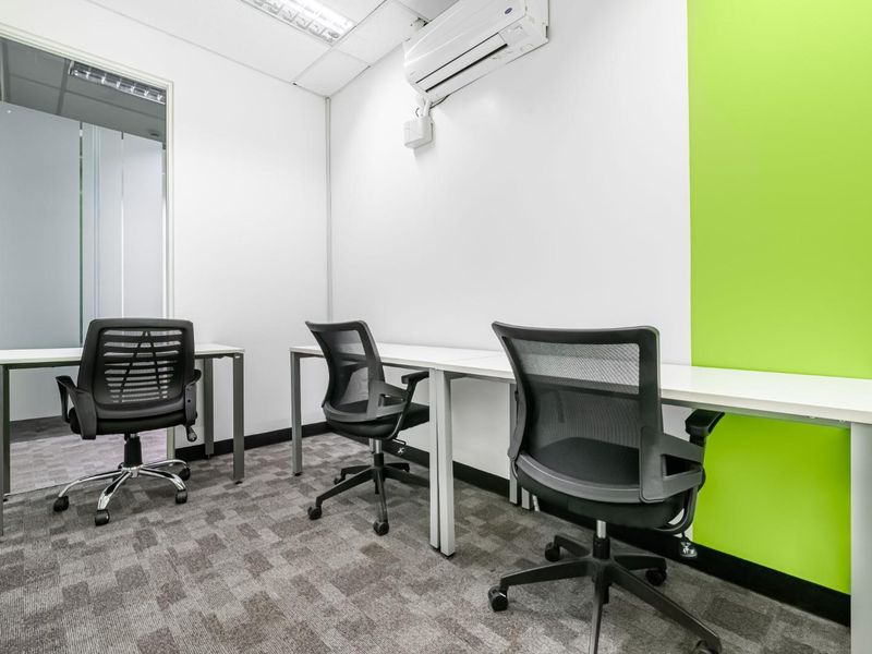 Private office space tailored to your business’ unique needs in Regus Harbour View. - Photo 4