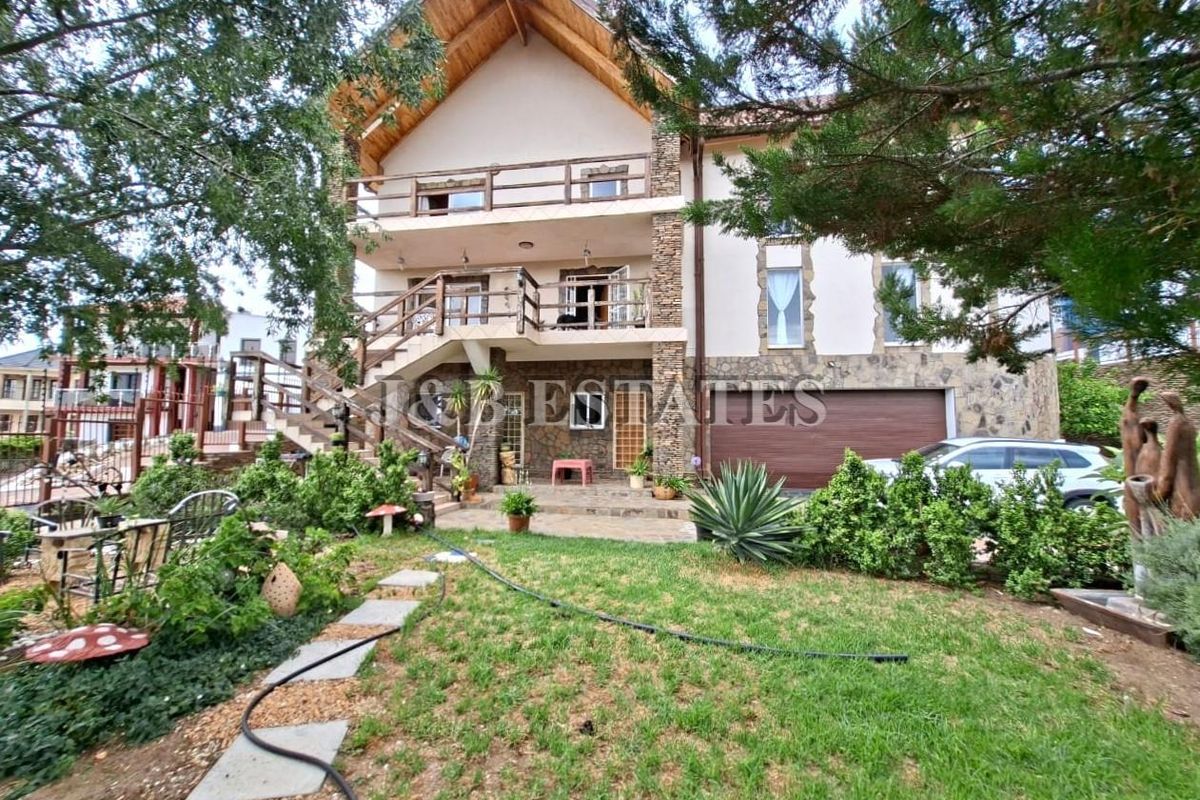 "Indulge in Opulence: Spacious Mansion with 5 Entertainment Areas!" - Photo 3