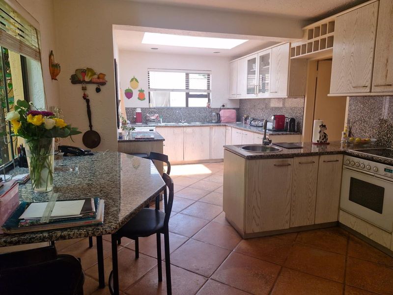 3 Bedroom simplex Cluster in small intimate complex on prestigious west road south - Photo 7