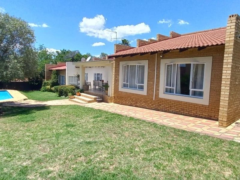 4 Bedroom/2 Bathroom Family Home with pool - Photo 6