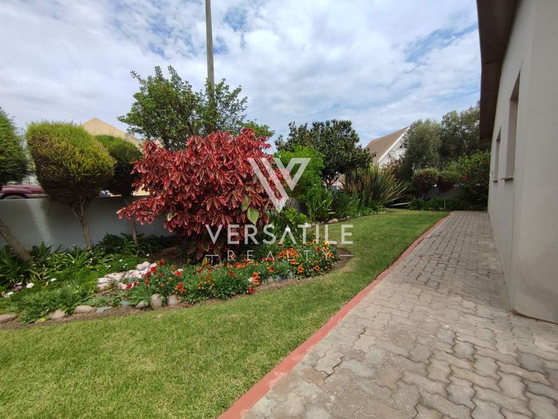 Generous 420sqm Single Level Family Home - Photo 7