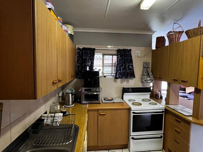 Spacious 3-bedroom town house is your home - Photo 6