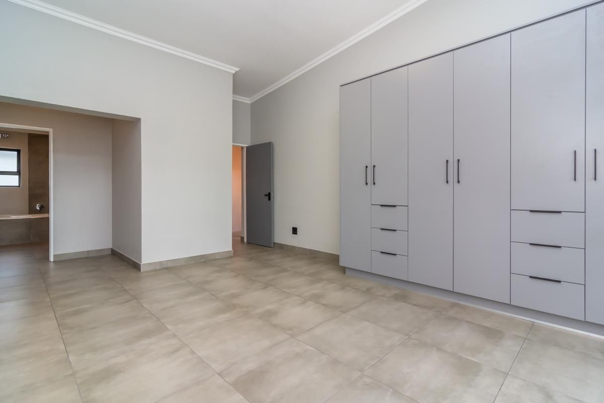 Secure estate living modern three bedroom home with quality finishes - Photo 3