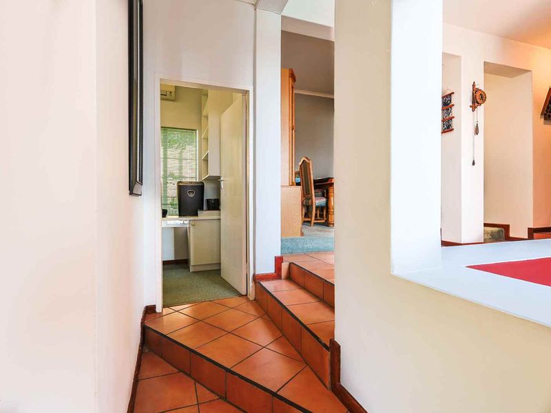 Hilltop Elegance with Unrivalled Views – A Home Where Memories Begin - Photo 4