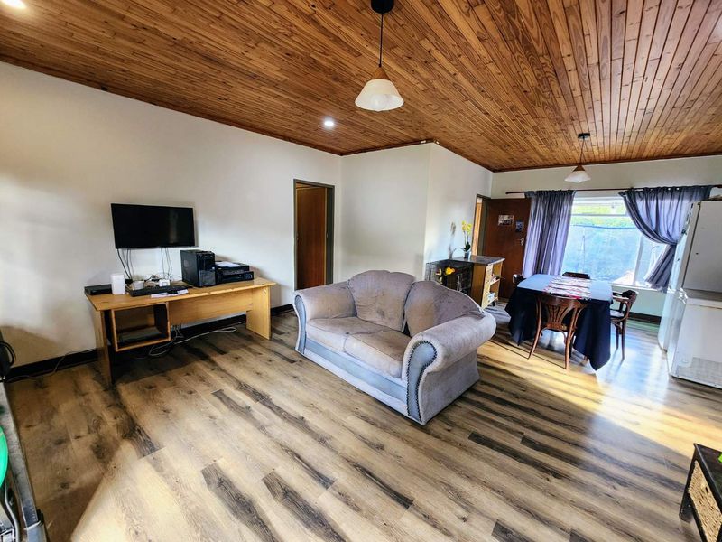 Stunning 4-Bedroom Off-The-Grid Home - Photo 3