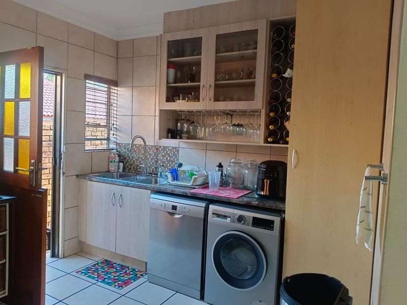 Three bedroom simplex townhouse with a pool - Photo 8