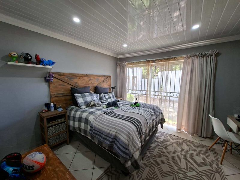 Luxurious Modern Home for Sale - Photo 10