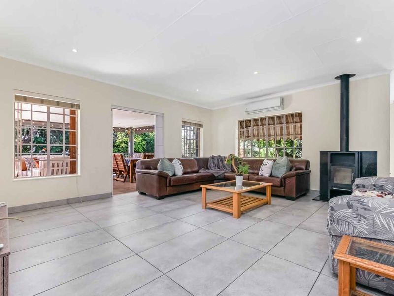 A SINGLE-STOREY FAMILY HOME IN A SECURE CUL-DE-SAC WITH A BEAUTIFUL GARDEN - JUST SOUNDS WONDERFUL - Photo 5