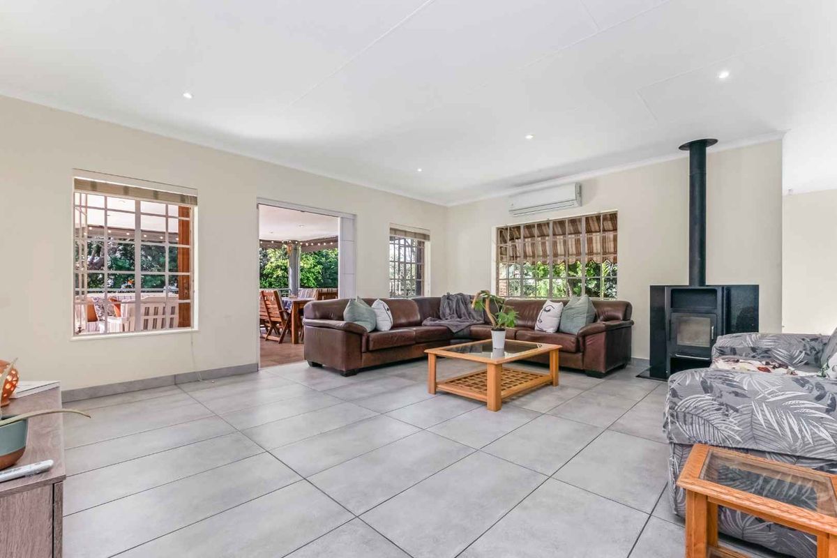 A SINGLE-STOREY FAMILY HOME IN A SECURE CUL-DE-SAC WITH A BEAUTIFUL GARDEN - JUST SOUNDS WONDERFUL - Photo 5