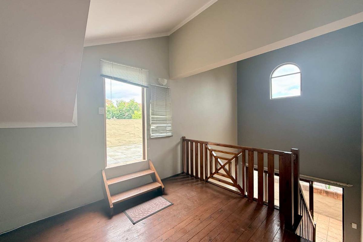 Loft Apartment with Stunning Views in Paulshof - Photo 5