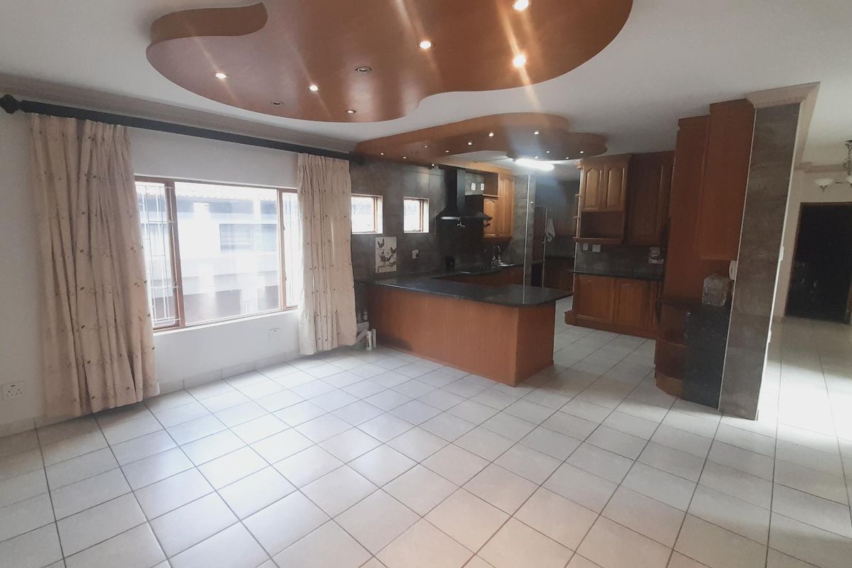 "Exclusive Birdwood Home with Gourmet Kitchen and Entertaining Spaces!" - Photo 5