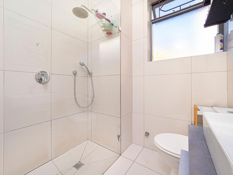 Modern 2-Bedroom Ground-Floor Apartment with Private Courtyard - Photo 7