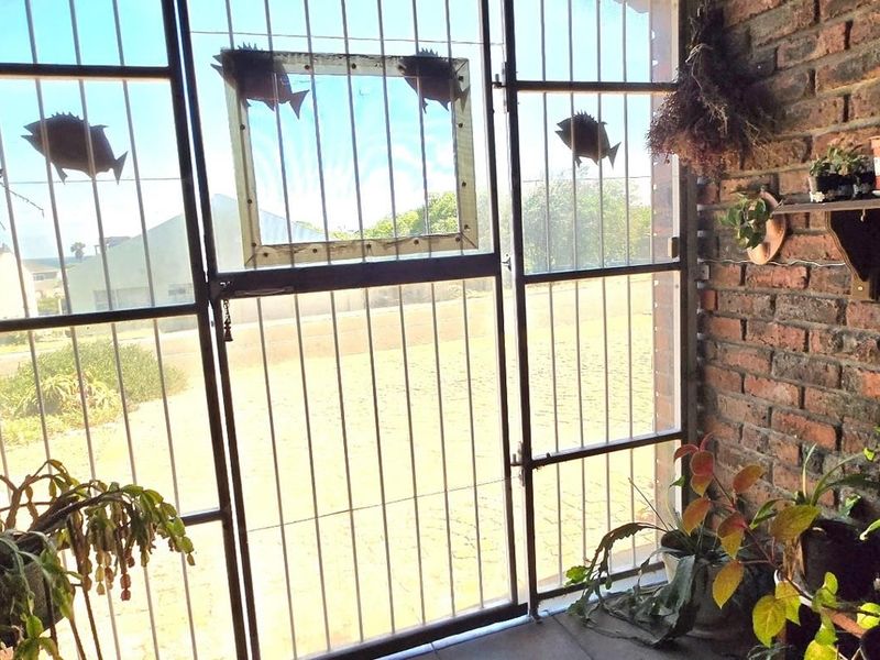 Spacious 5-Bedroom Family Home with Dual Living Options and Breath-taking Views – Klipfontein Estate, Kleinbaai - Photo 5