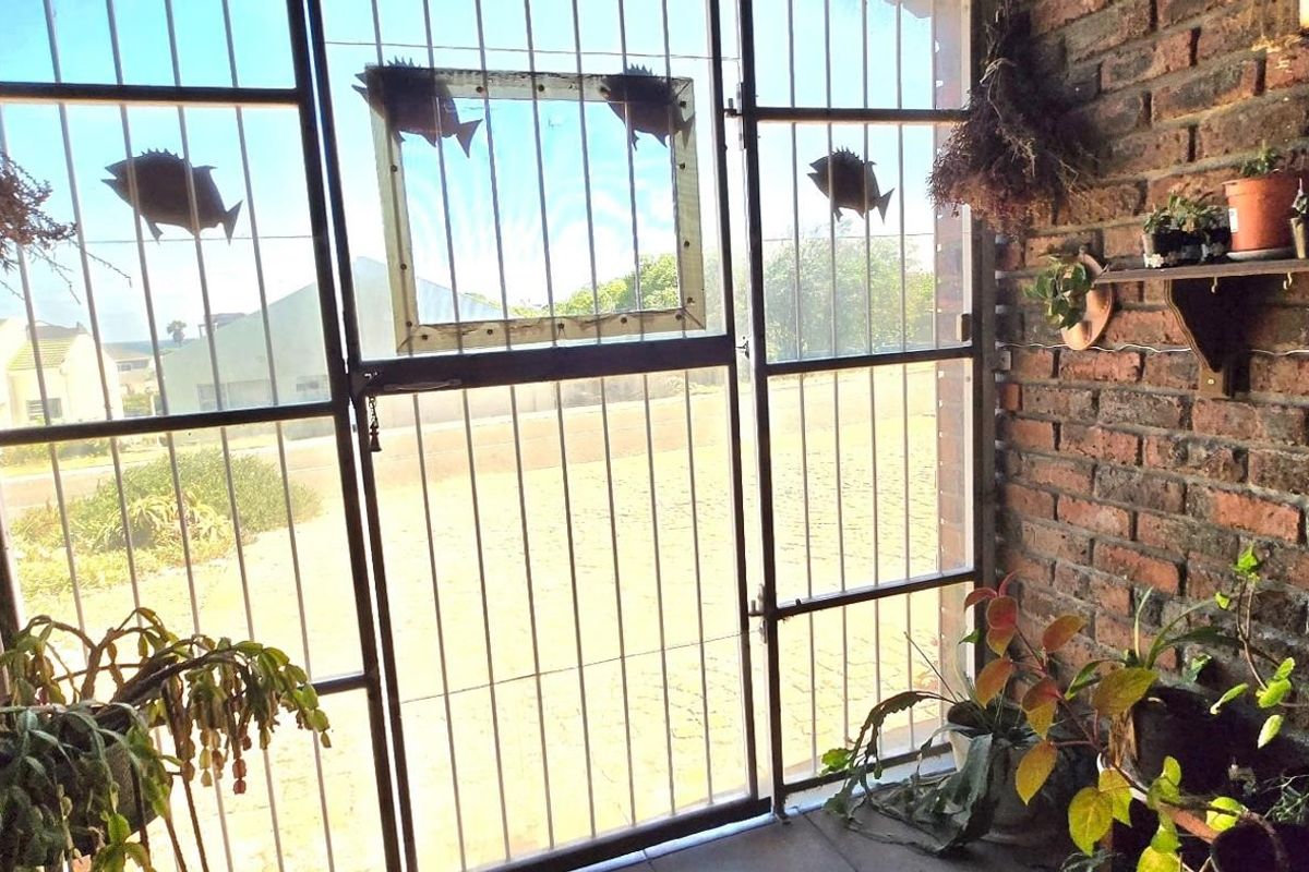 Spacious 5-Bedroom Family Home with Dual Living Options and Breath-taking Views – Klipfontein Estate, Kleinbaai - Photo 5