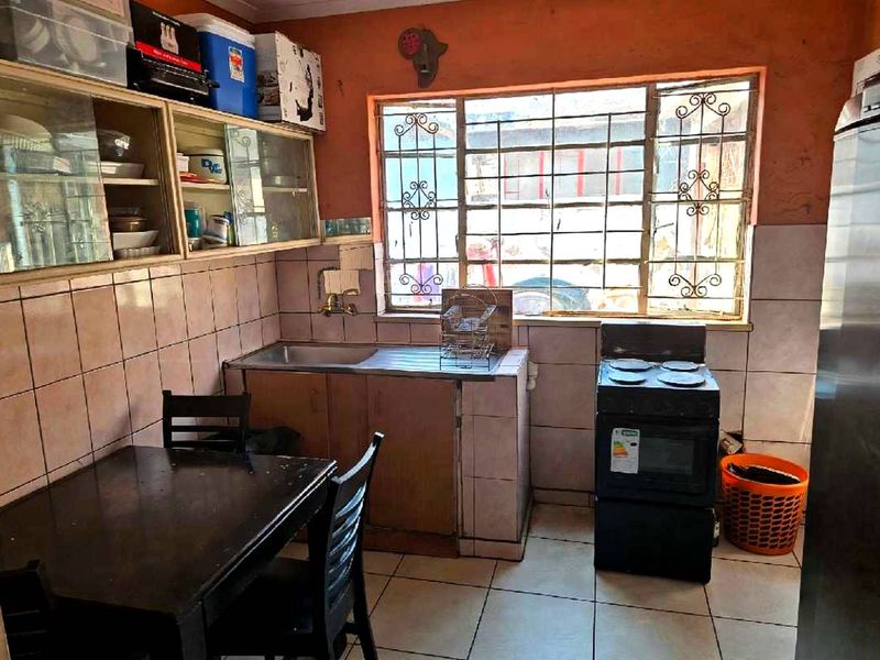Turffontein Corner Stand  3 Extra Rooms with Investment Potential - Photo 3