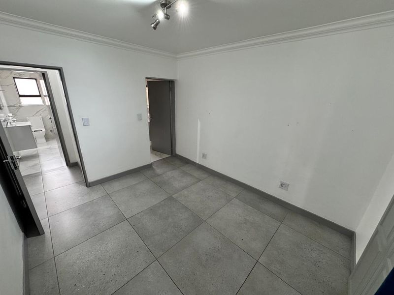 Elegant Lakefield Living: Ground Floor Gem Awaits! - Photo 8