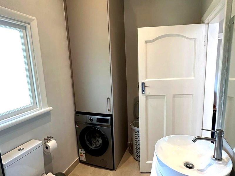 Top Floor Corner Apartment in Sea Point - Photo 10