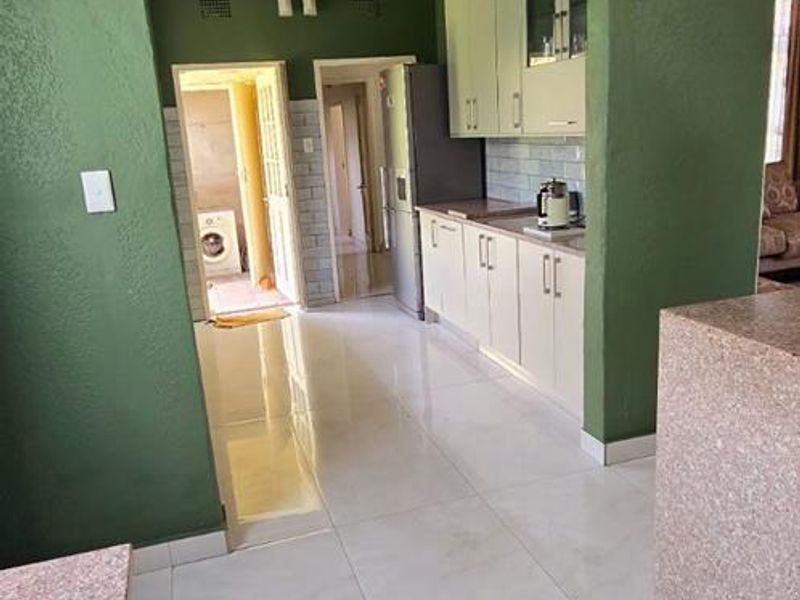 Stunning well maintained house to let in Lombardy East - Photo 3