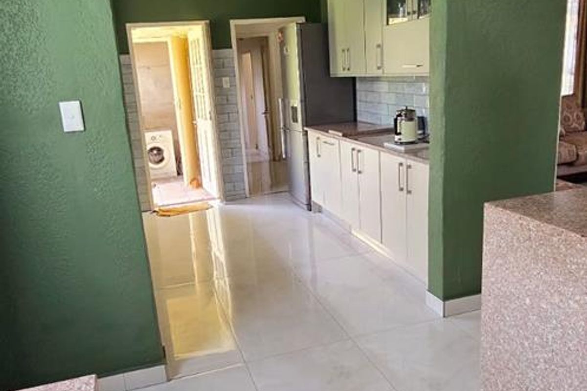 Stunning well maintained house to let in Lombardy East - Photo 3