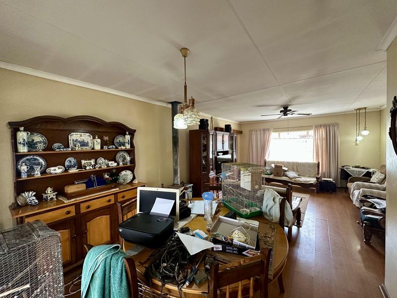 Spacious Family Home with Flatlet & Pool on Corner Stand - Photo 5