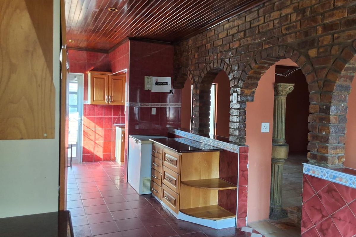 Spacious Five-Bedroom Family Home in Established Veld En Vlei - Photo 3
