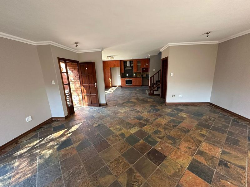 Spacious 3 bedroom duplex in Equestria - Photo 2