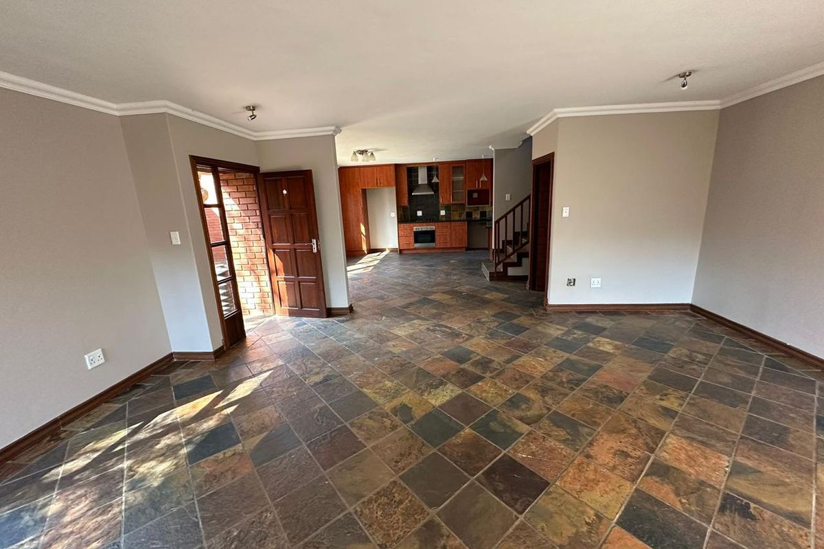 Spacious 3 bedroom duplex in Equestria - Photo 2