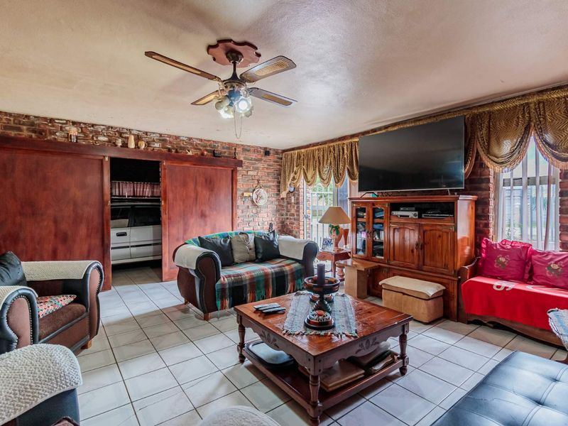 Family Home for Sale - Photo 2