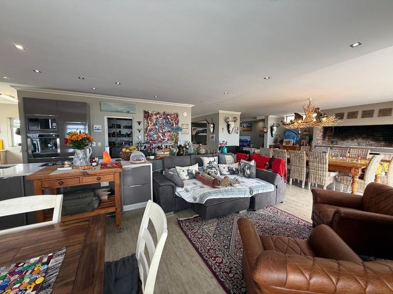 FOR SALE - BEACH FRONT 5 BEDROOM TRIPLE STOREY HOUSE IN MILE 4, SWAKOPMUND - Photo 8