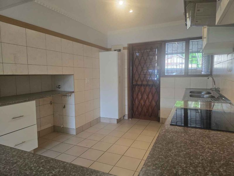 Modern 3 Bedroom Duplex in Secure Gated Complex | Pet-Friendly Living - Photo 4