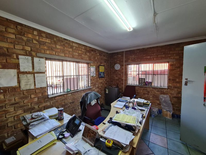 Commercial property - well maintained property - Photo 4